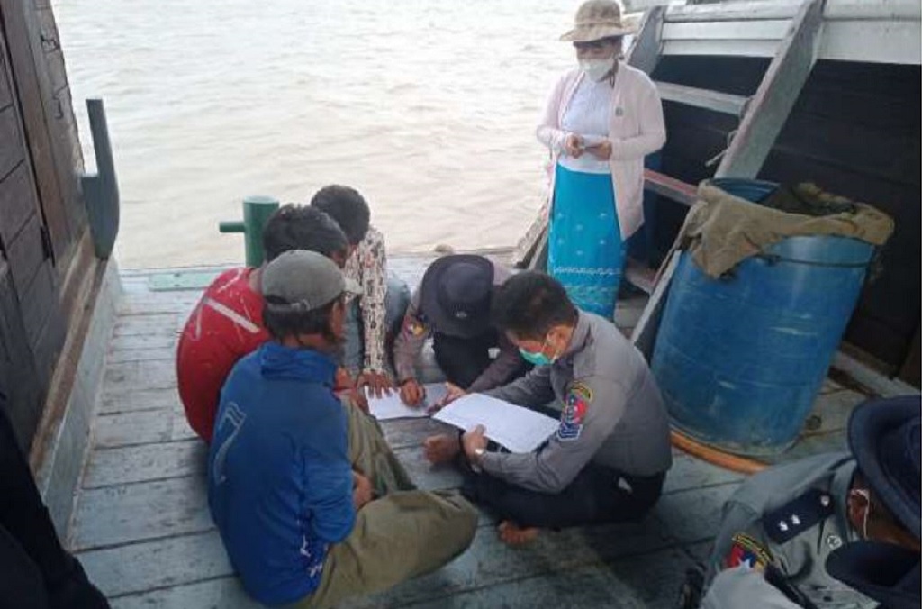 Authorities check for labour exploitation at the fishing industries in Pya Pon.